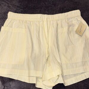 Universal Thread Beige Women's Cargo Shorts